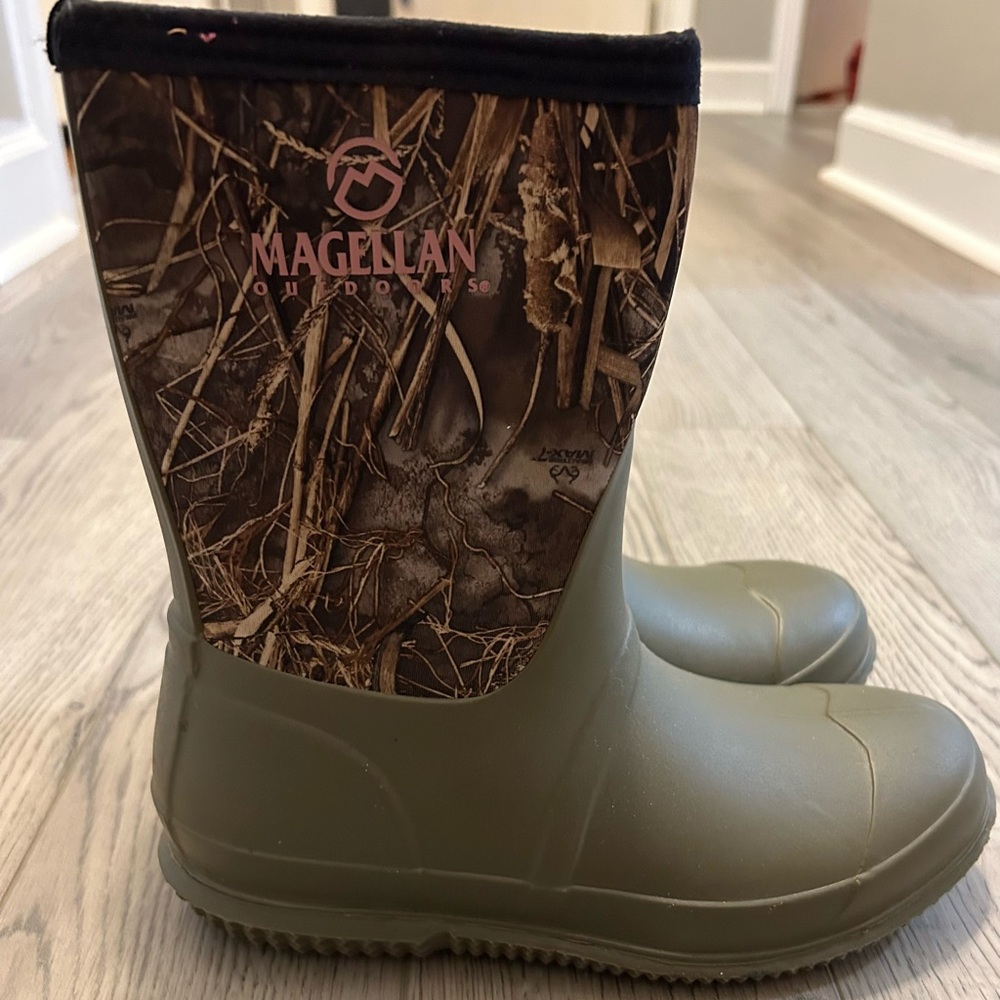 Women’s Magellan camo neoprene boots